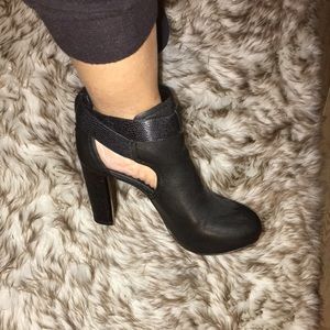 BCBGMAXAZRIA NWT REAL LEATHER HIDDEN PLATFORM CUT OUT BOOTIES SIZE 8